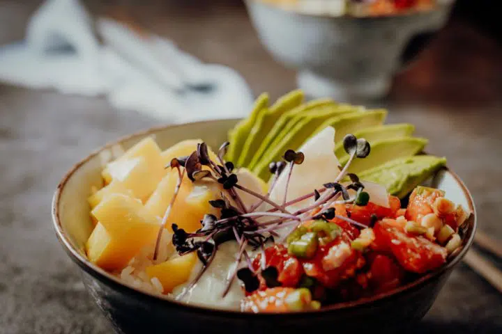 Poke Bowl mit Lachs & Mango aus Hawaii