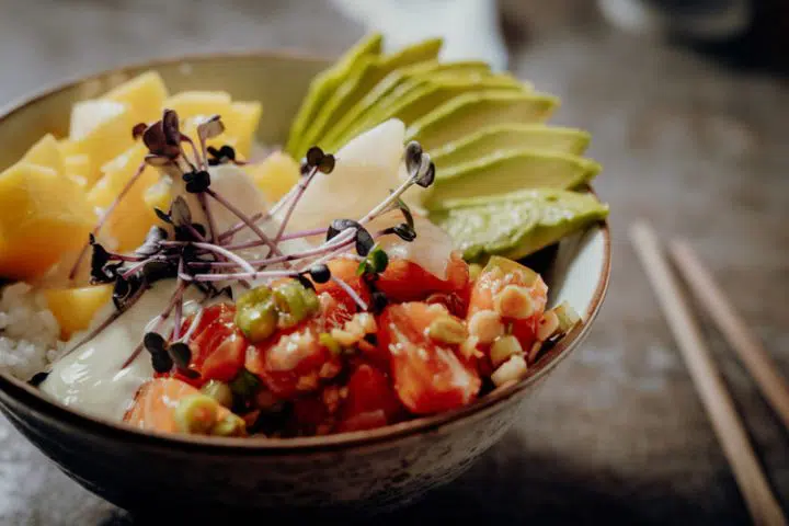 Poke Bowl mit Lachs & Mango aus Hawaii