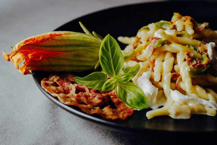 Die besten Pastarezepte aus Italien – Trofie mit Safran, Zucchiniblüten und Büffelmozzarella