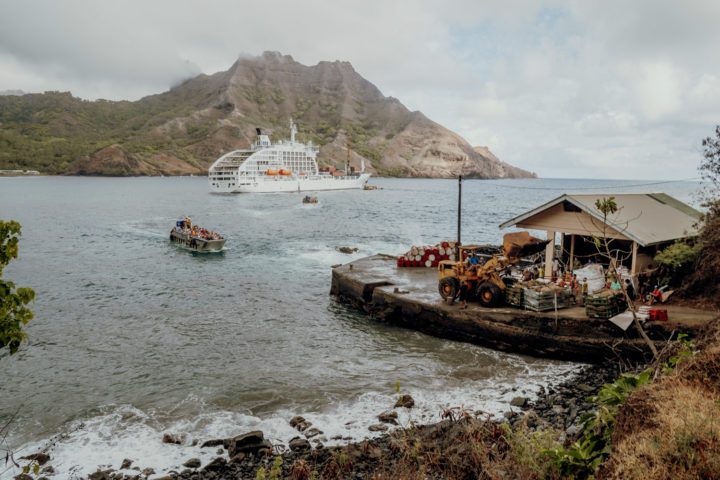 Seemänner der Aranui beim Entladen der Waren in Puamau