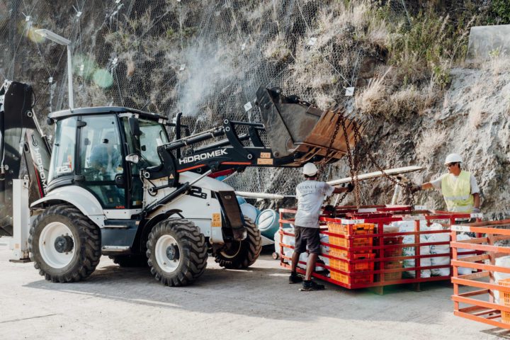 Seemänner der Aranui entladen Waren auf Tahuata