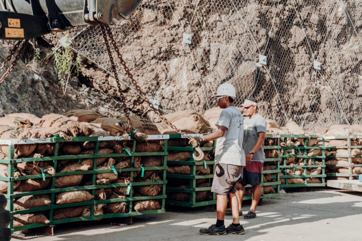 Seemänner der Aranui entladen Waren auf Tahuata