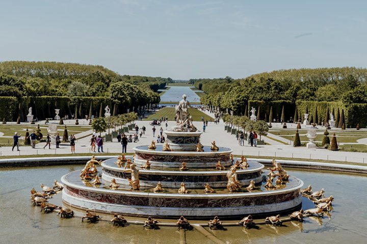 Erlebe die musikalischen Wasserspiele in den Schlossgärten von Versailles