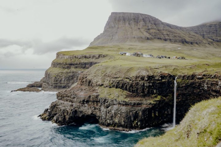 Die schönsten Orte auf den Färöer Inseln – Der Mulafossur Wasserfall