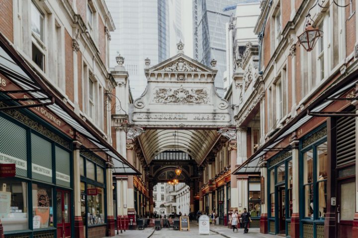 Bewundere die Architektur am Leadenhall Market in London