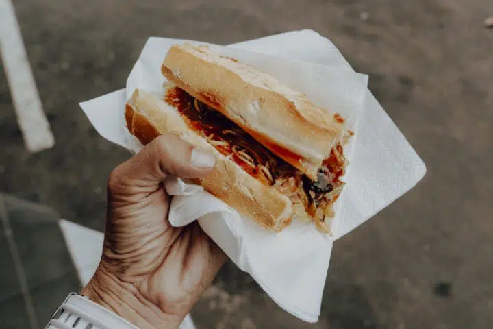 Polynesische Spezialitäten: Casse-croûte Chao Men – französisches Baguette