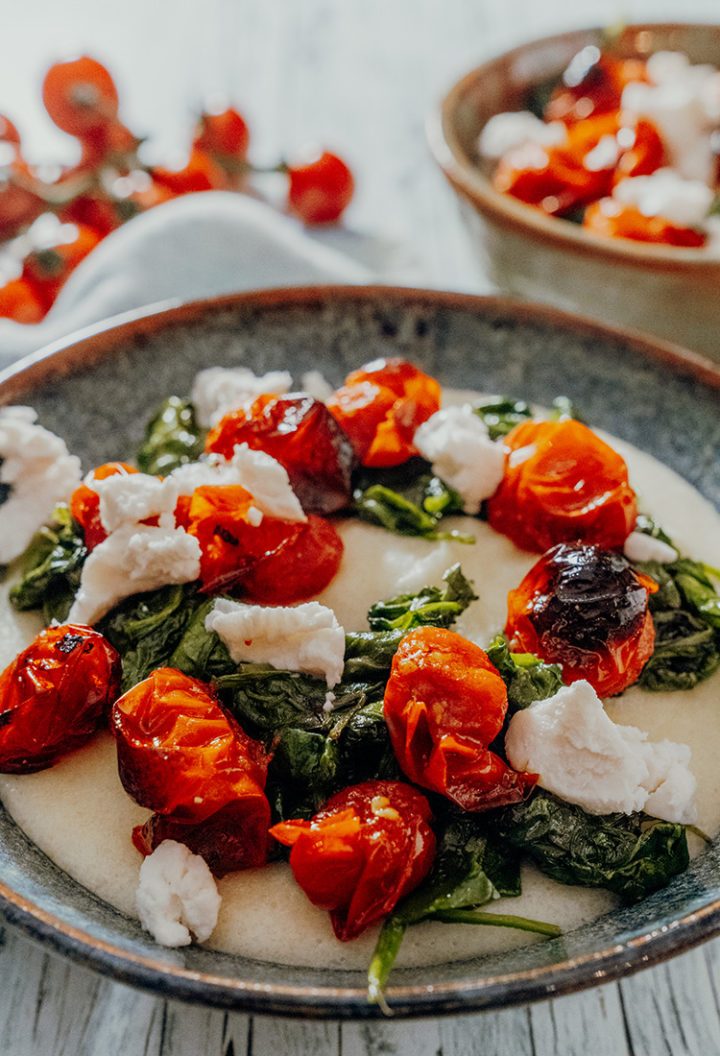 Cremige Polenta mit gegrillten Tomaten und Ziegenkäse