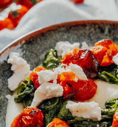 Cremige Polenta mit gegrillten Tomaten und Ziegenkäse