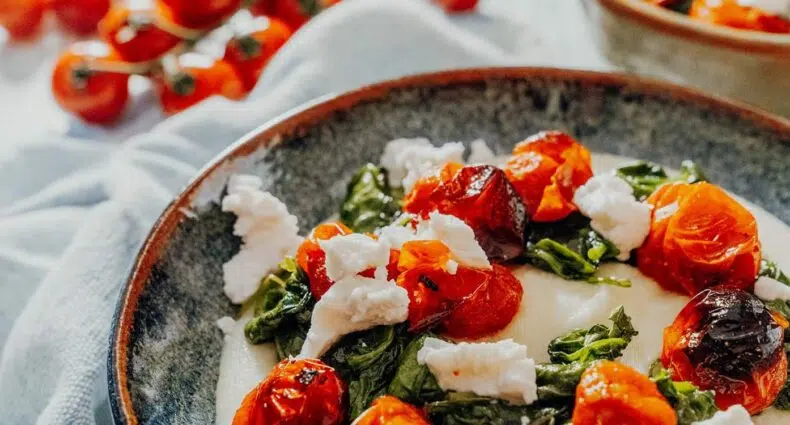 Cremige Polenta mit gegrillten Tomaten und Ziegenkäse