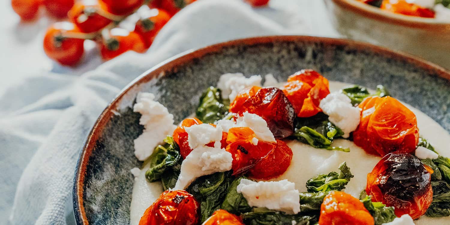 Cremige Polenta mit gegrillten Tomaten und Ziegenkäse