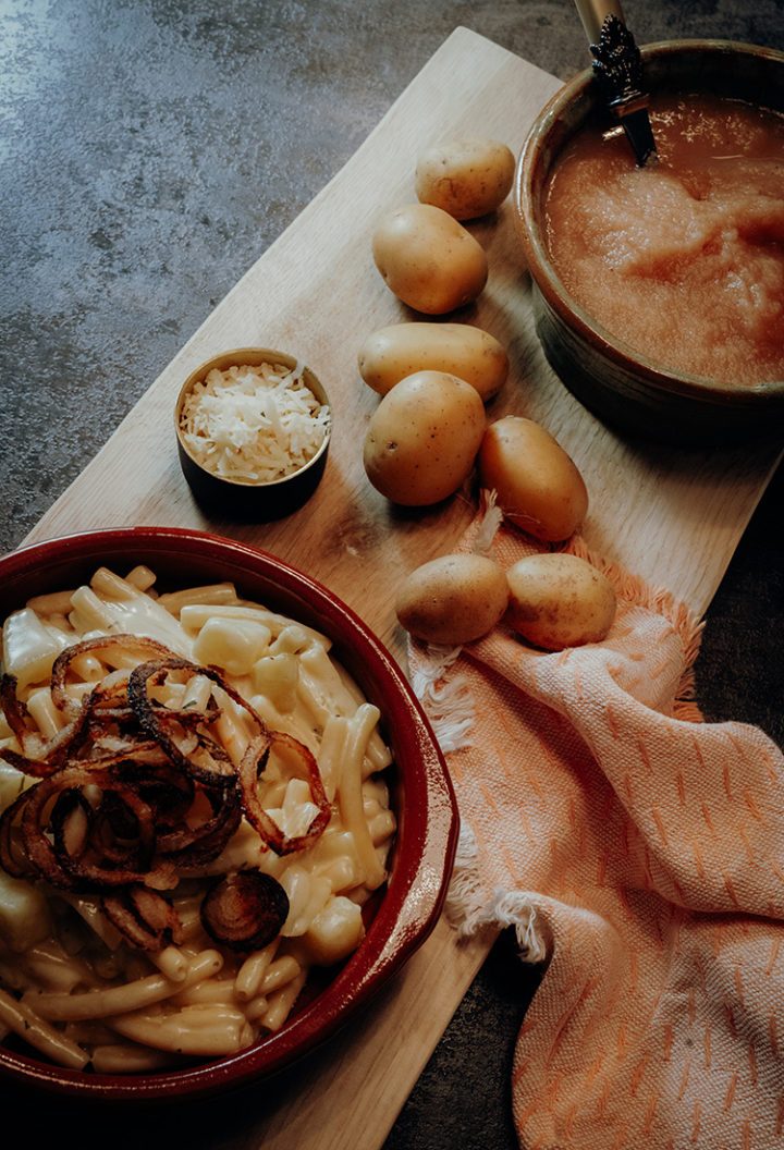 Rezept für Schweizer Älplermagronen mit Röstzwiebeln und Apfelmus