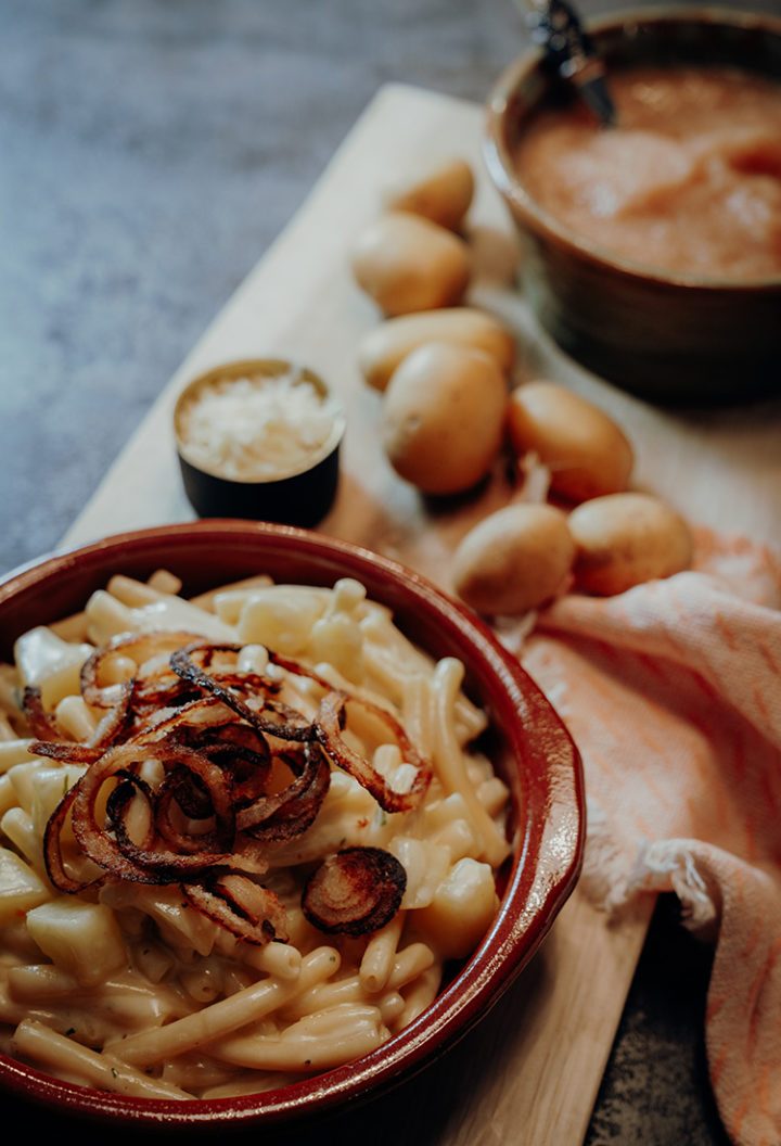 Rezept für Schweizer Älplermagronen mit Röstzwiebeln und Apfelmus