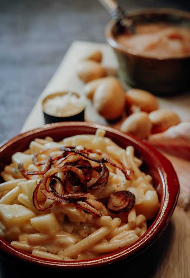 Rezept für Schweizer Älplermagronen mit Röstzwiebeln und Apfelmus