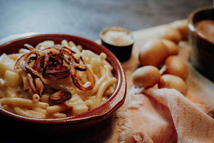 Rezept für Schweizer Älplermagronen mit Röstzwiebeln und Apfelmus