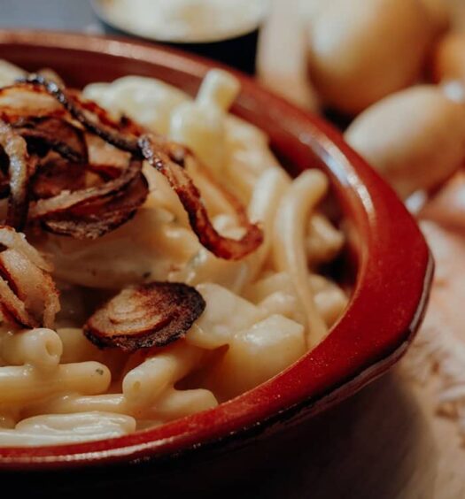 Rezept für Schweizer Älplermagronen mit Röstzwiebeln und Apfelmus