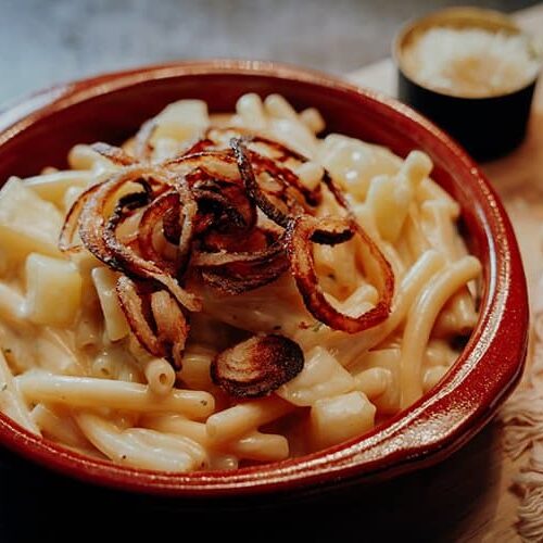 Rezept für Schweizer Älplermagronen mit Röstzwiebeln und Apfelmus