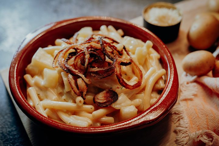 Rezept für Schweizer Älplermagronen mit Röstzwiebeln und Apfelmus