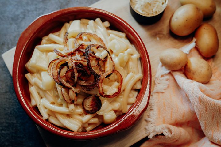 Rezept für Schweizer Älplermagronen mit Röstzwiebeln und Apfelmus