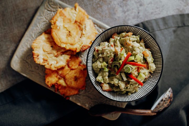 Patacones Rezept aus Kolumbien – goldbraun frittierte Kochbananen mit Guacamole Dip nach einem kolumbianischen Originalrezept.