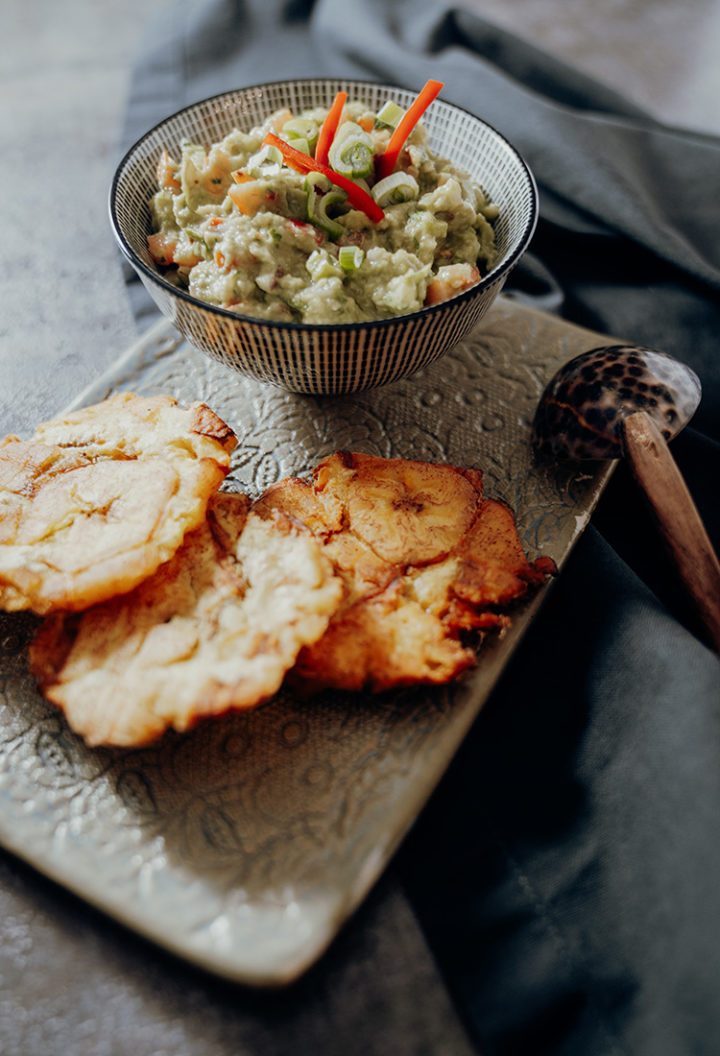 Patacones Rezept aus Kolumbien – goldbraun frittierte Kochbananen mit Guacamole Dip nach einem kolumbianischen Originalrezept.