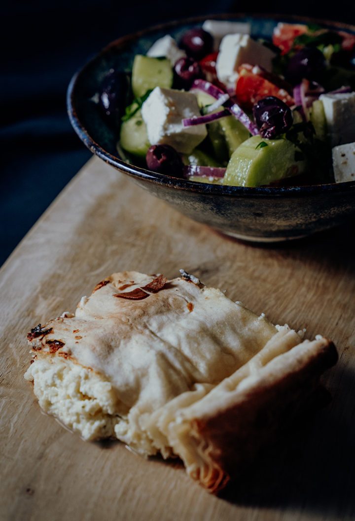 Tiropita – griechische Fetapastete mit Bauernsalat