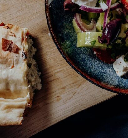 Tiropita – griechische Fetapastete mit Bauernsalat