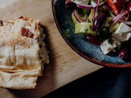 Tiropita – griechische Fetapastete mit Bauernsalat