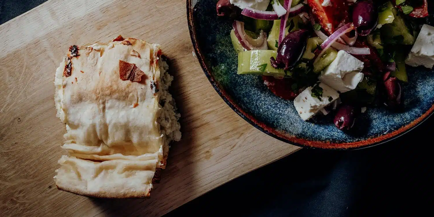 Tiropita – griechische Fetapastete mit Bauernsalat