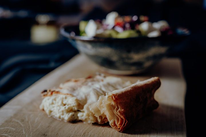 Tiropita – griechische Fetapastete mit Bauernsalat