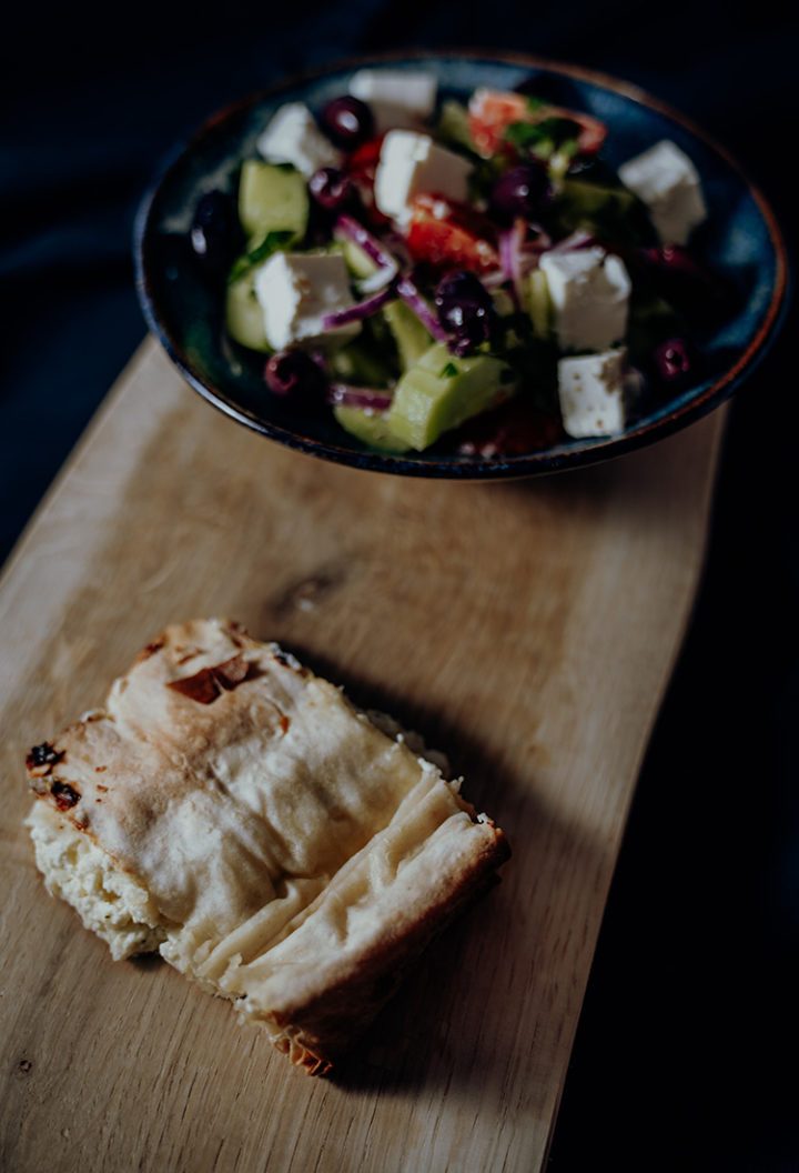 Tiropita – griechische Fetapastete mit Bauernsalat