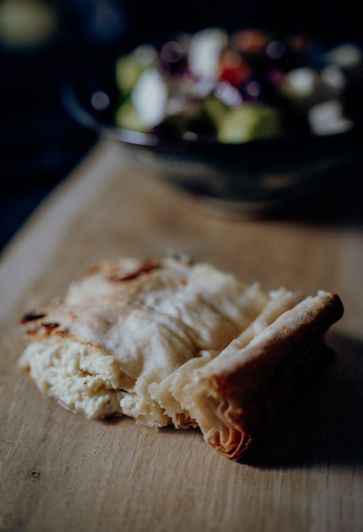 Tiropita – griechische Fetapastete mit Bauernsalat