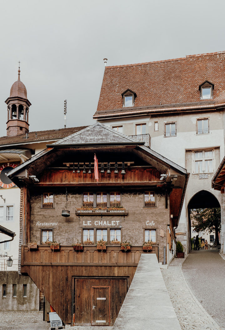 Mache einen Spaziergang durch das bezaubernde mittelalterliche Städtchen Gruyères