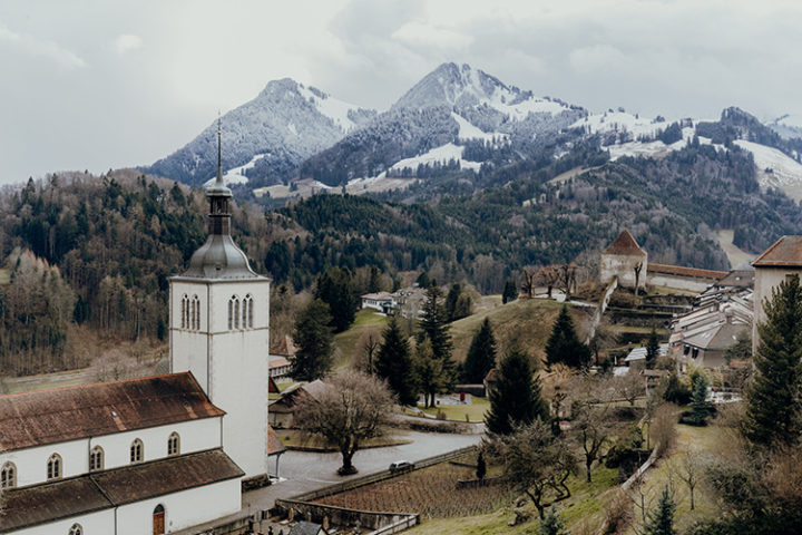 Mache einen Spaziergang durch das bezaubernde mittelalterliche Städtchen Gruyères