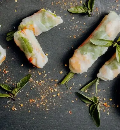 Vietnamesische Sommerrollen mit Erdnuss-Sauce