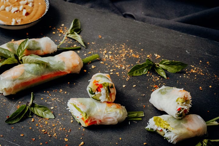Vietnamesische Sommerrollen mit Erdnuss-Sauce