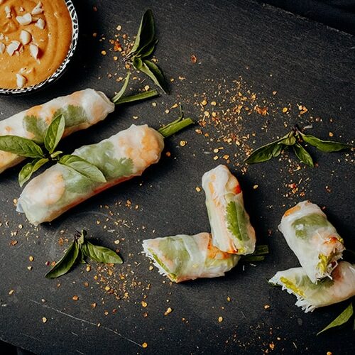 Vietnamesische Sommerrollen mit Erdnuss-Sauce