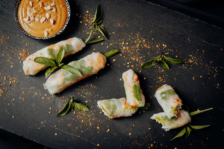 Vietnamesische Sommerrollen mit Erdnuss-Sauce 