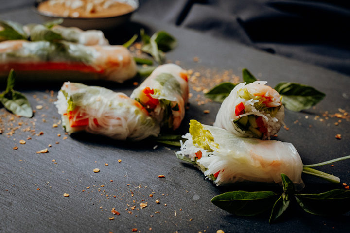 Vietnamesische Sommerrollen mit Erdnuss-Sauce