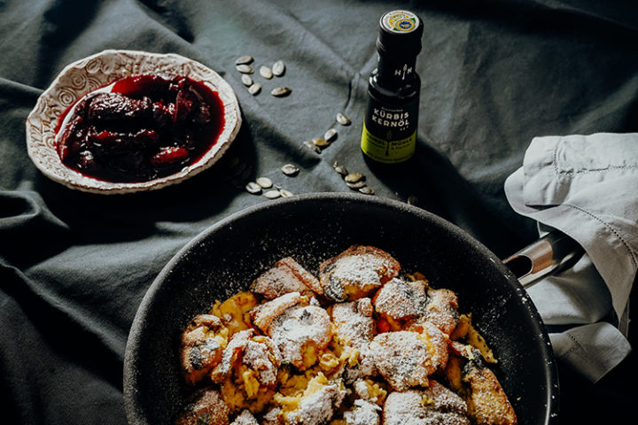 Steirischer Kürbiskernschmarrn mit Kernöl und Zwetschgenröster
