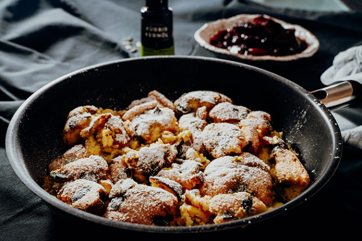 Steirischer Kürbiskernschmarrn mit Kernöl und Zwetschgenröster