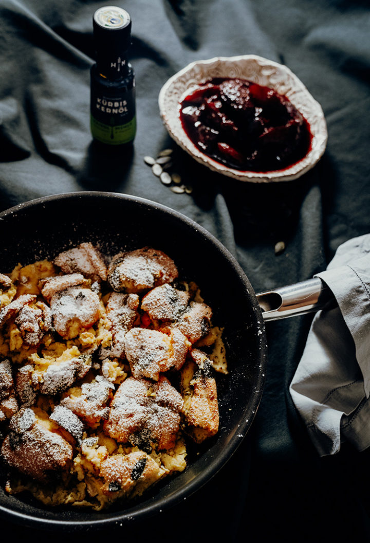 Steirischer Kürbiskernschmarrn mit Kernöl und Zwetschgenröster