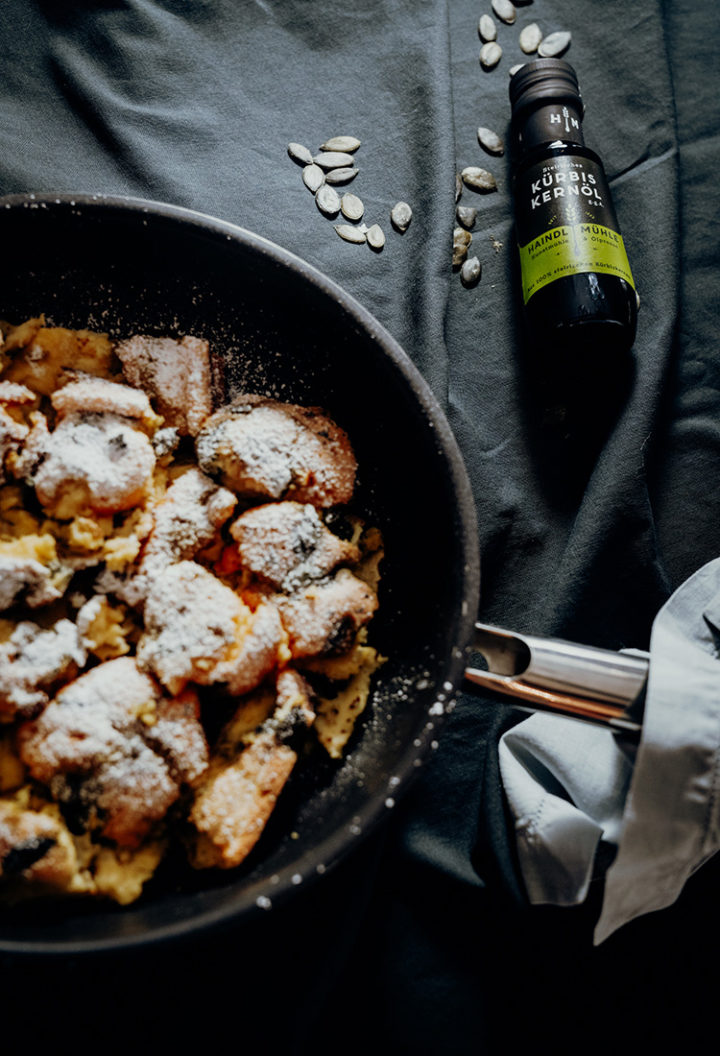 Steirischer Kürbiskernschmarrn mit Kernöl und Zwetschgenröster