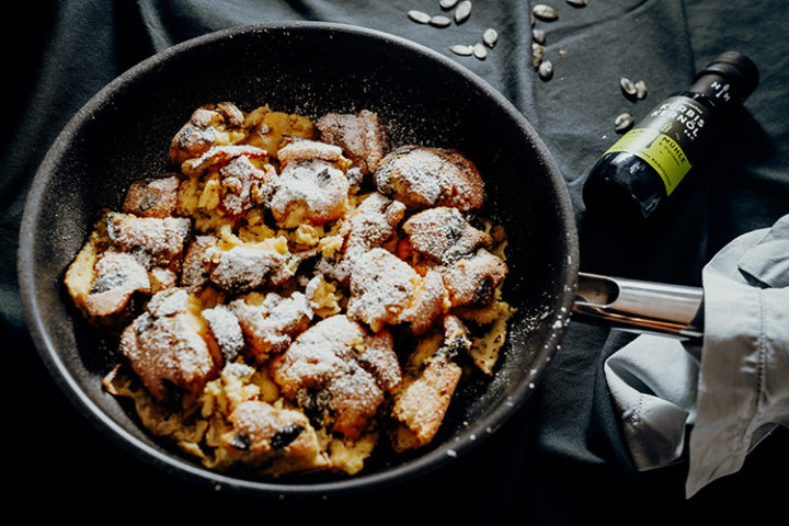 Steirischer Kürbiskernschmarrn mit Kernöl und Zwetschgenröster