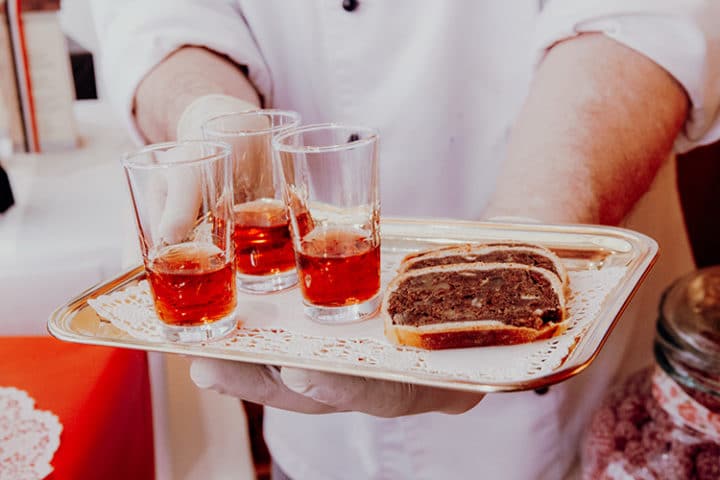 Koste die original Bündner Pfirsichsteine in Bühler’s Zuckerbäckerei