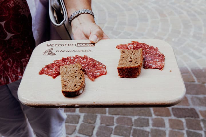 Koste die Salsiz in der Metzgerei Mark in Chur