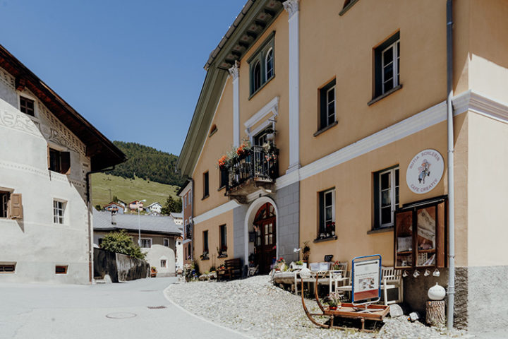 Erkunde die verwinkelten Gassen von Sent und lass Dich verzaubern