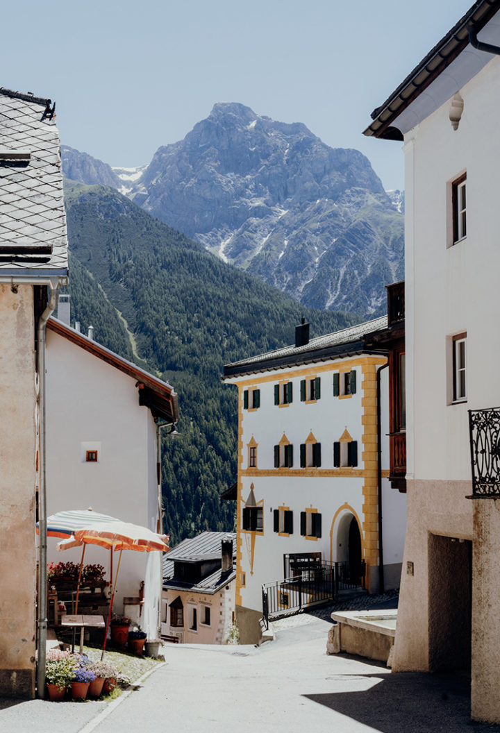 Erkunde die verwinkelten Gassen von Sent und lass Dich verzaubern