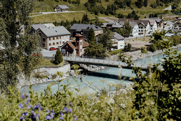 Besuche Susch, das Dorf am Fusse des Flüelapasses