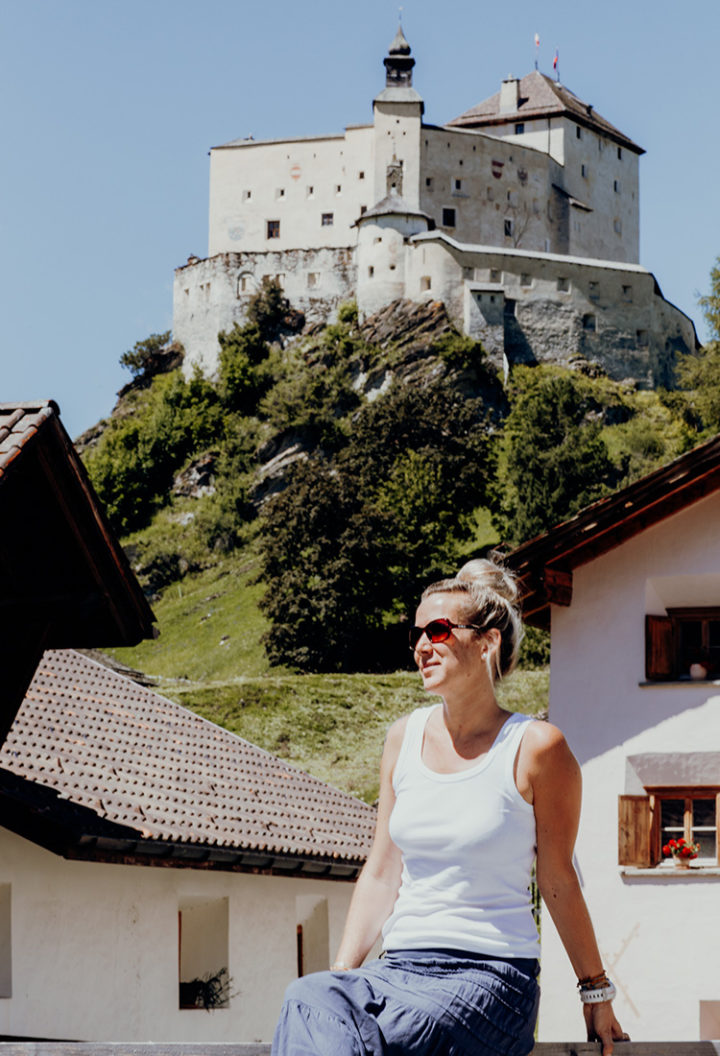 Mache eine Führung durch das Schloss Tarasp