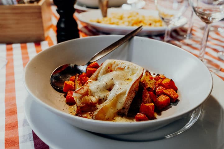 regionale und saisonale Gerichte im Chalet Schild auf der Rigi